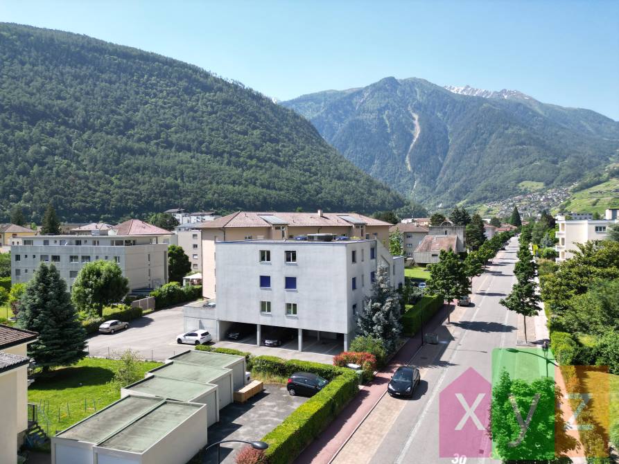 Vue aérienne du bâtiment situé dans le quartier prisé, paisible et verdoyant de l'avenue de la Fusion à Martigny