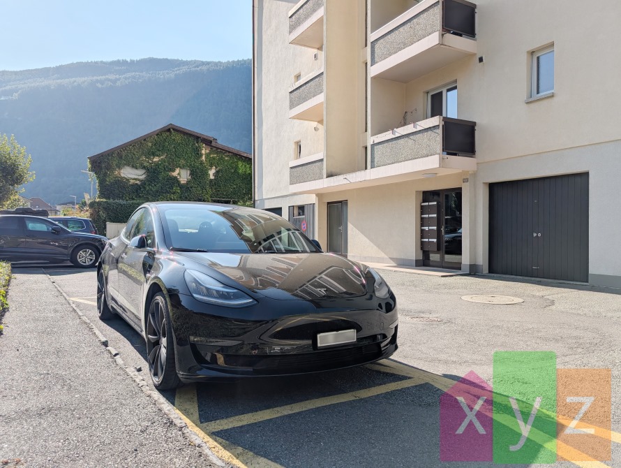 La place de parc extérieur et le garage-box privé, en sus, au plus proche de la porte d'entrée