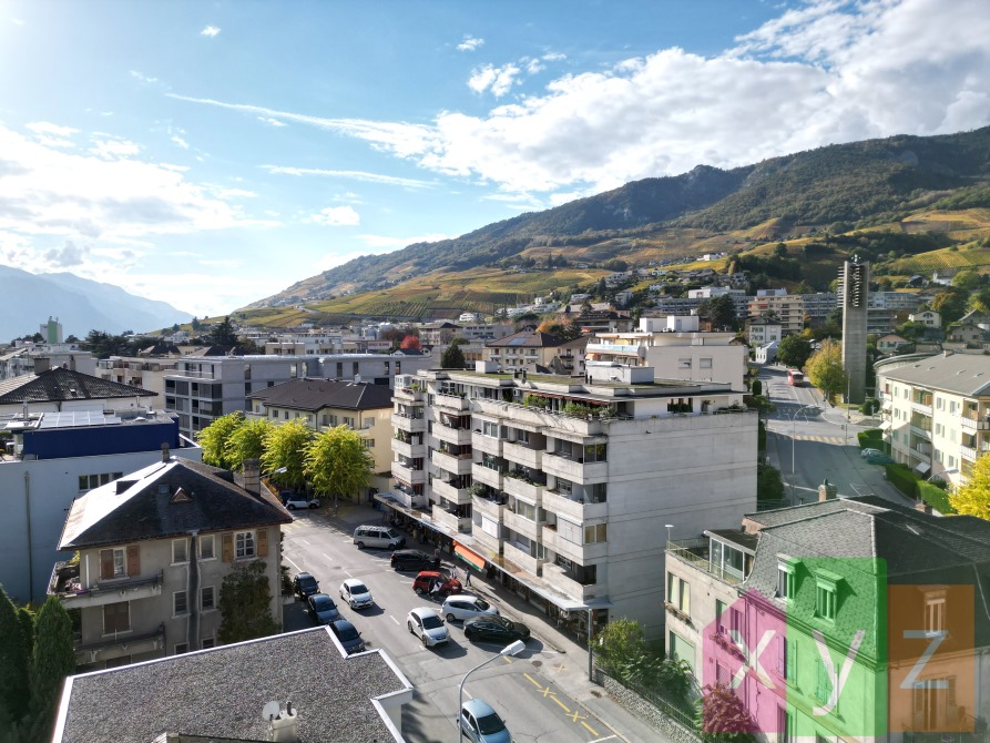 La vue aérienne de l'immeuble bénéficiant d'une excellente situation centrale à Sierre